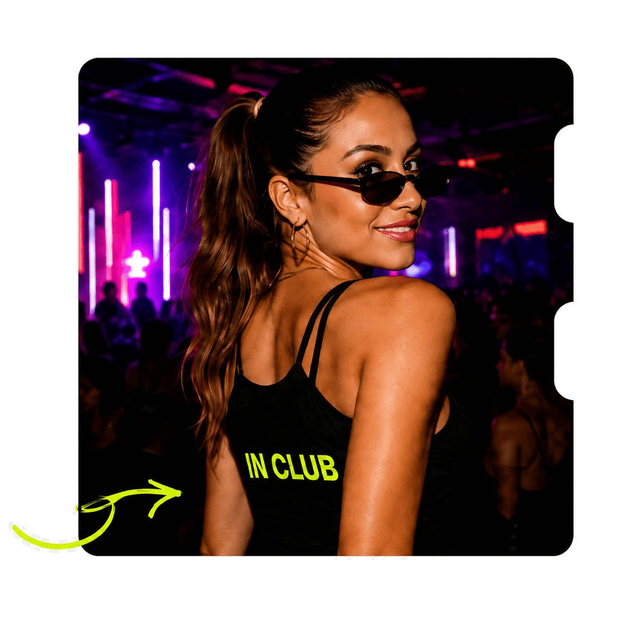 Promoter do InClub com camiseta da marca em uma casa noturna
